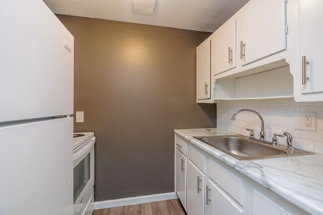 Building Photo - 3rd floor completely renovated and new owners