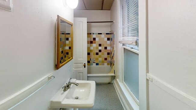 Building Photo - 802 E Kingsley St