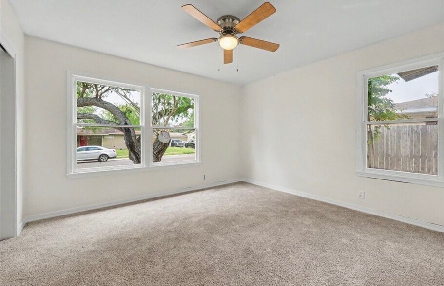 Building Photo - 942 Delaine Dr