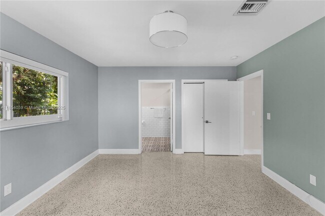 Building Photo - 340 NE 129th St