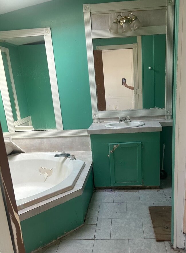 Building Photo - Section 8 Vouchers Apply Now! 3 bed/2 bath...