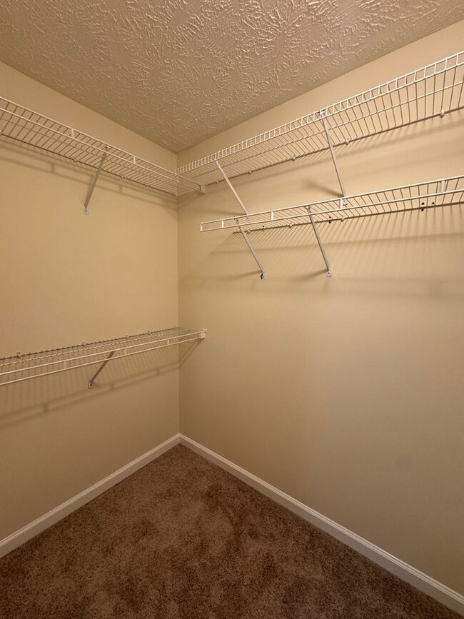 Building Photo - Lovely 2 Bedroom King's Grant Condo