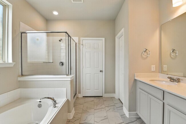 Building Photo - Spacious Home with Resort-Style Amenities