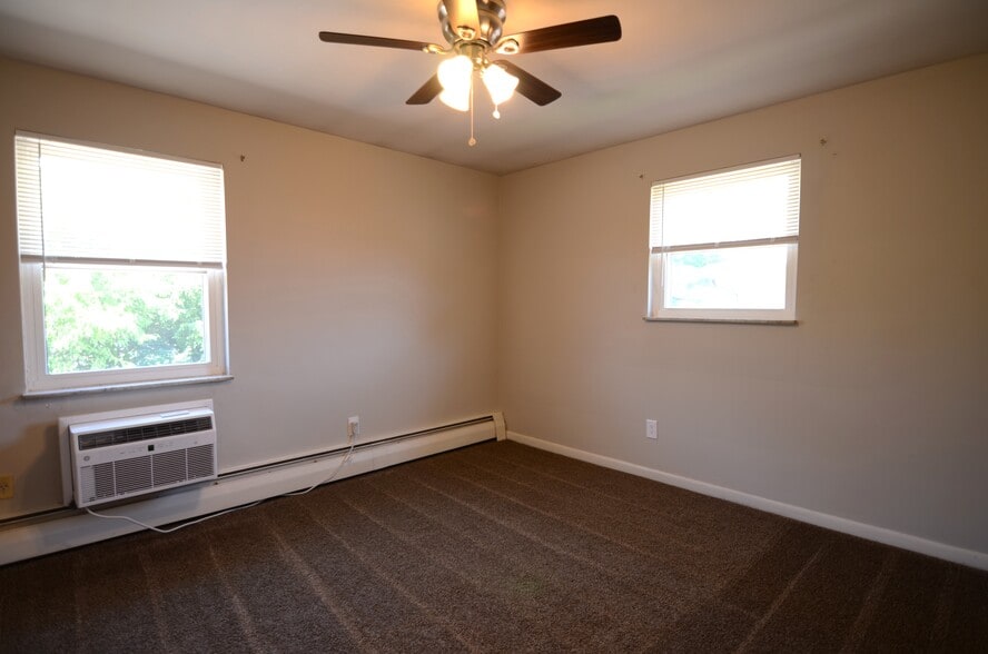 Building Photo - 3230 Blueacres Dr