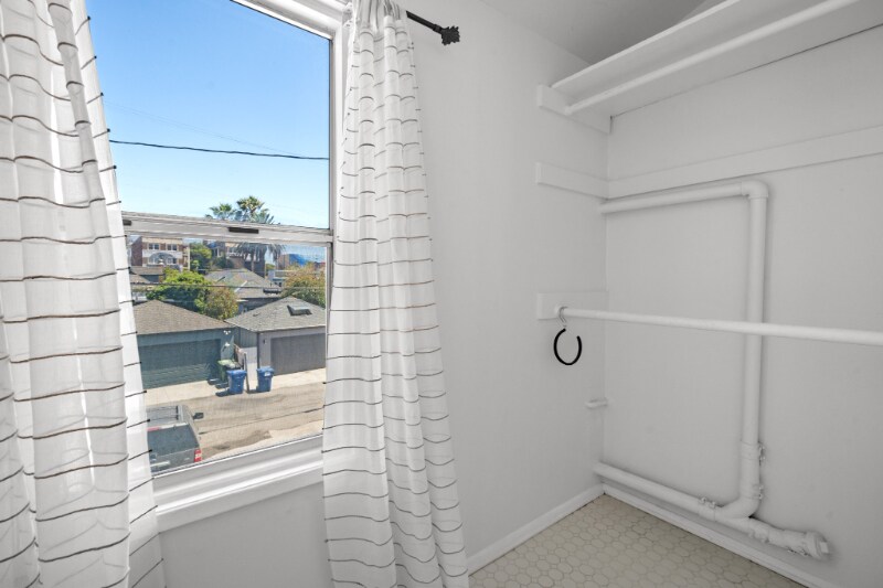 Building Photo - 220 Rose Ave