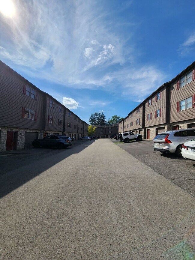 Building Photo - 2 bed/2.5 bath Townhouse in Morgantown - A...