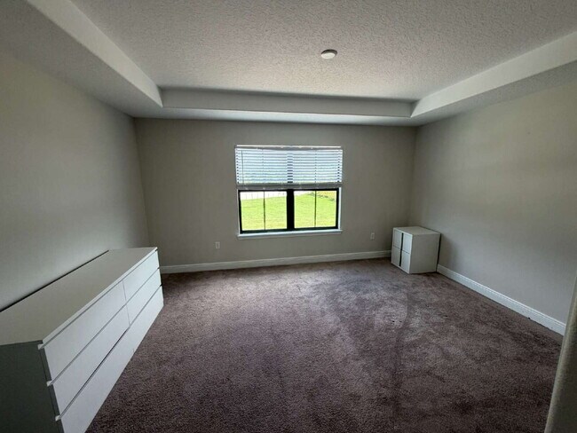 Building Photo - Charming 2-Bed Townhouse with Granite Eleg...