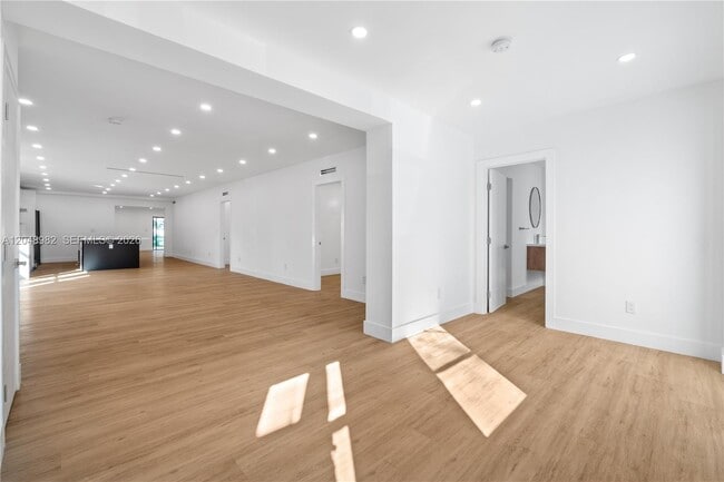 Building Photo - 665 NE 117th St