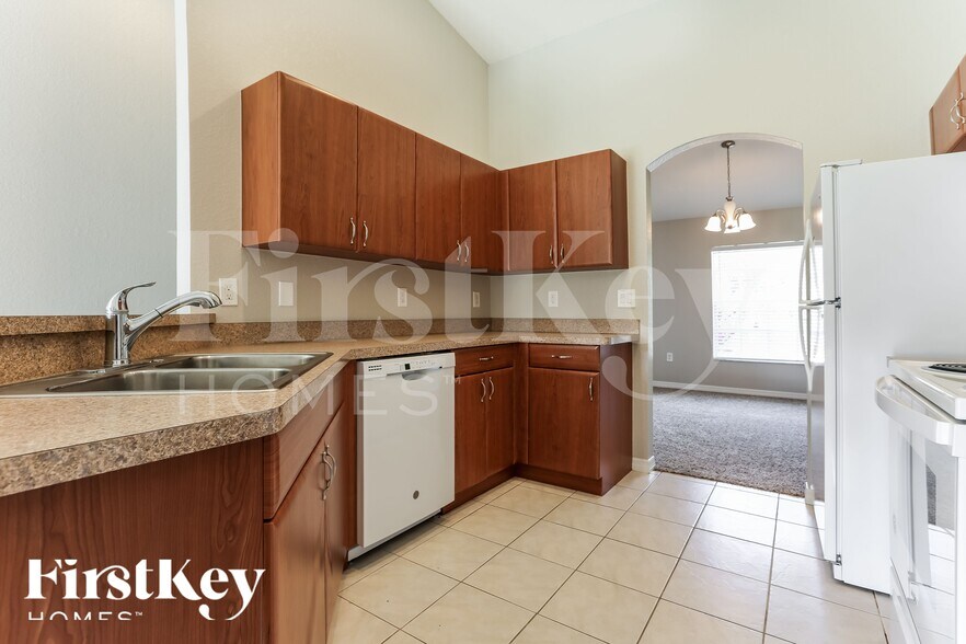 Building Photo - 2637 Lacroix Ave