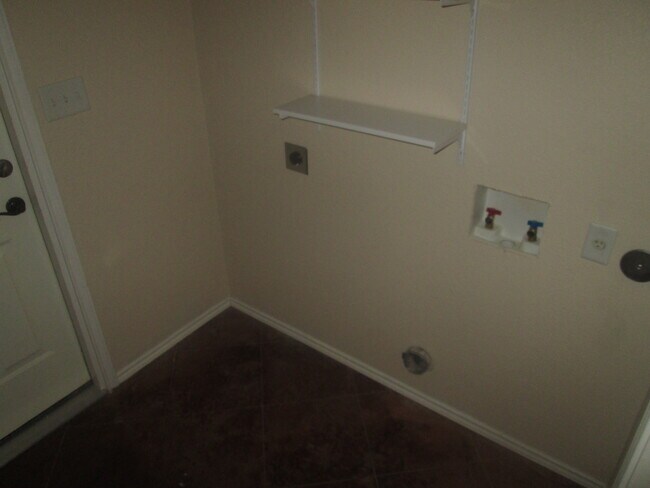 Building Photo - 912 Carla Kay Dr
