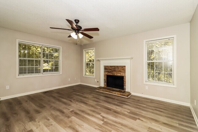 Building Photo - 1042 Whispering Woods Dr