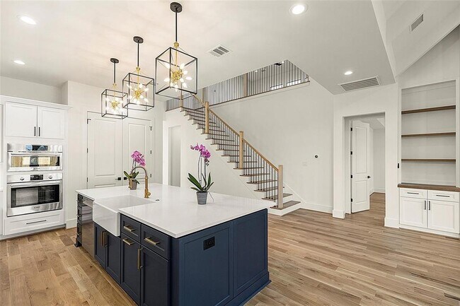 Building Photo - 1038 W 31st St