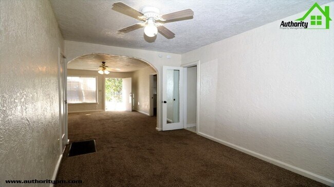 Building Photo - 1137 Magnolia Ave