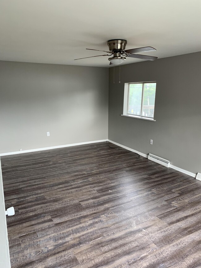 Building Photo - 555 New Alexandria Rd