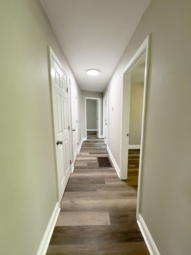Building Photo - Completely Remodeled Home in Clarksville, TN – Just Off Madison Street!