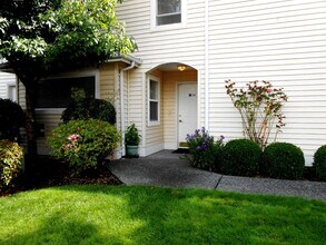 Building Photo - Refreshed 2 bed 2 bath Everett Condo $2099...
