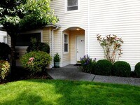 Building Photo - Refreshed 2 bed 2 bath Everett Condo $2099...