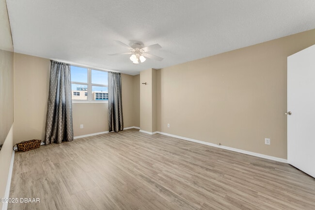 Building Photo - 1224 S Peninsula Dr