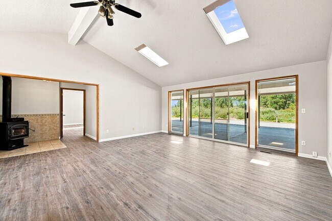 Building Photo - 39601 Santiam Bluffs Rd NE