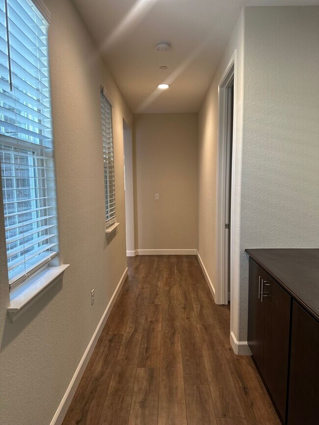 Building Photo - $500.00 off first full months if possessio...