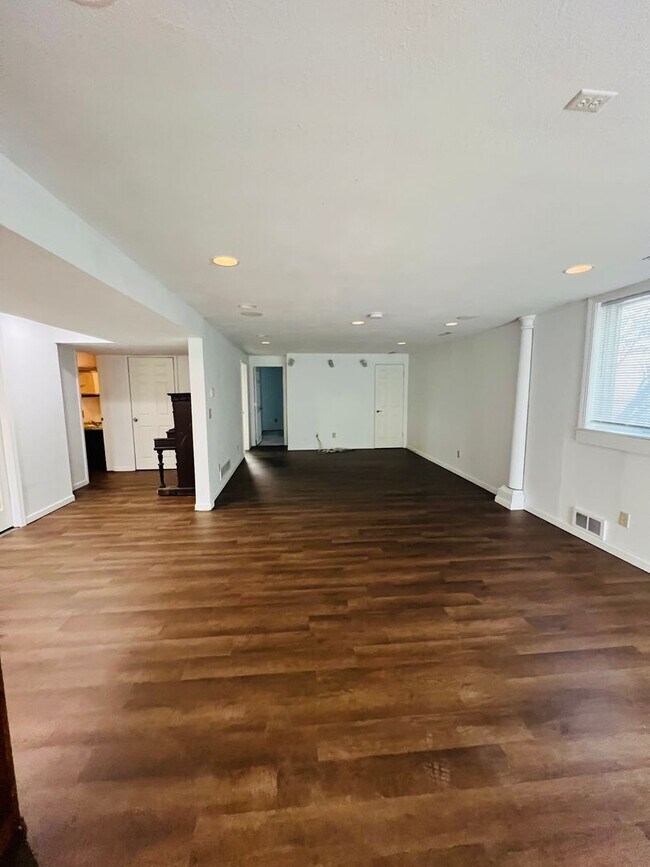 Building Photo - 5 Buena Dr