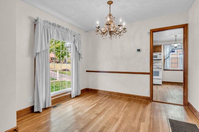 Building Photo - 3 Bedroom/ 2 Bathroom in Rosebank!