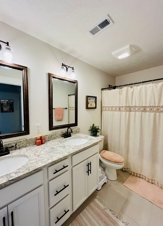 Building Photo - Georgous Large Open Floor Plan Home with Easy Commute to Nashville