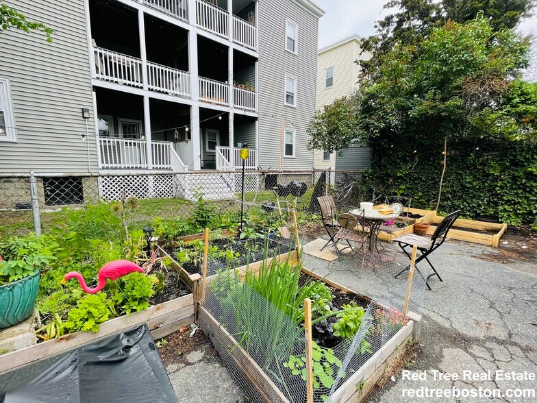 Building Photo - 10 Houghton St