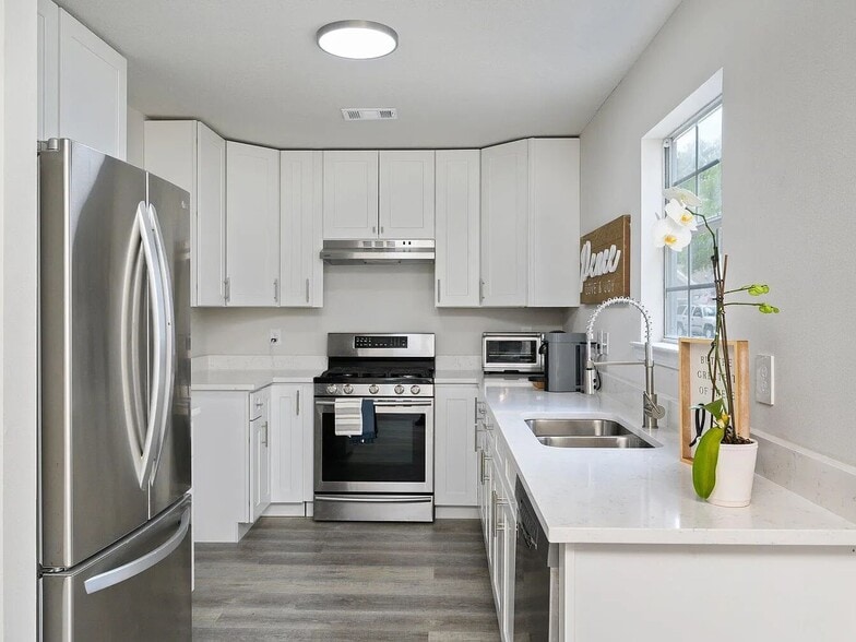 Building Photo - 1053 Emerald Ln