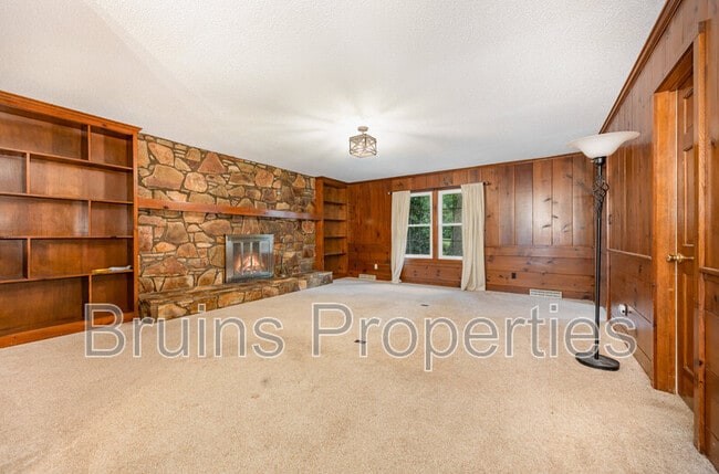 Building Photo - 229 Creekwood Dr