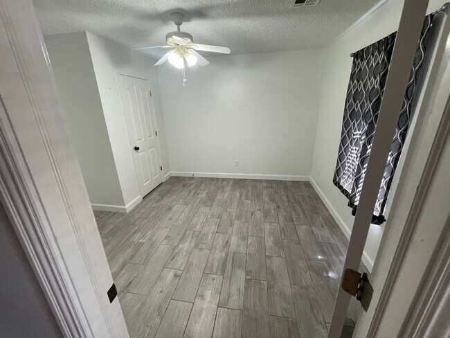 Building Photo - 602 Paradise Way
