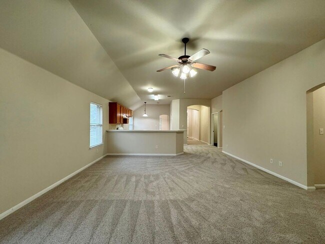 Building Photo - One-story brick home in popular Stoneridge Subdivision!