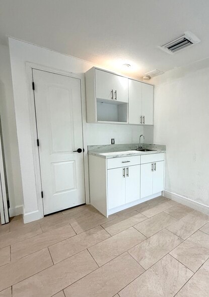 Building Photo - 925 SW 94th Ave