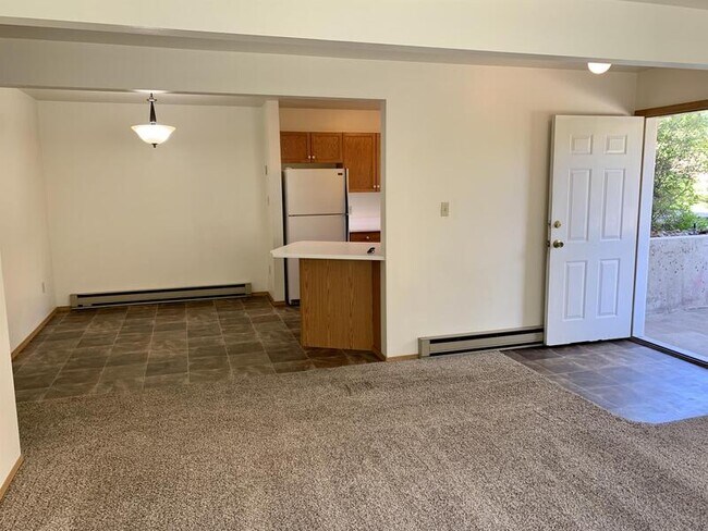 Building Photo - 323 Janet St