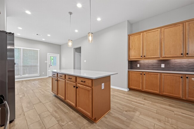 Building Photo - 516 Shine Ct