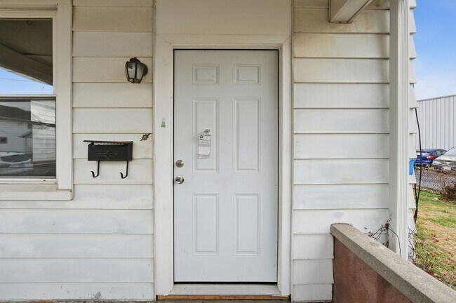 Building Photo - Three Bedroom Home in Hamilton!