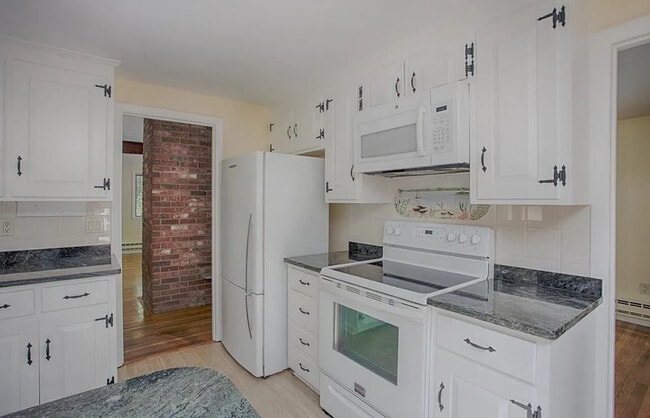 Building Photo - 15 Newbury Rd