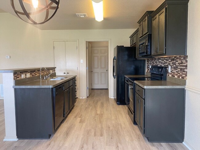 Building Photo - 3 Bedroom Conveniently Located