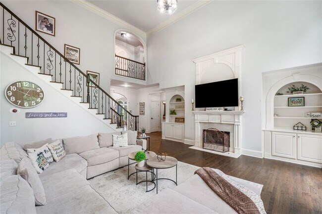 Building Photo - 882 Hallbrook Ln
