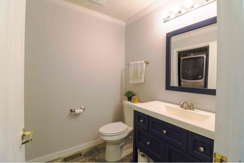 Building Photo - 2080 Oakcrest Cir