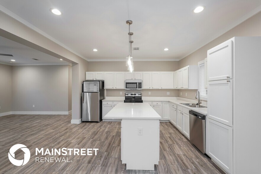 Building Photo - 9330 Crestview Dr