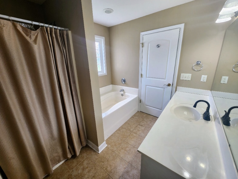 Building Photo - 2803 Green Pond Cir