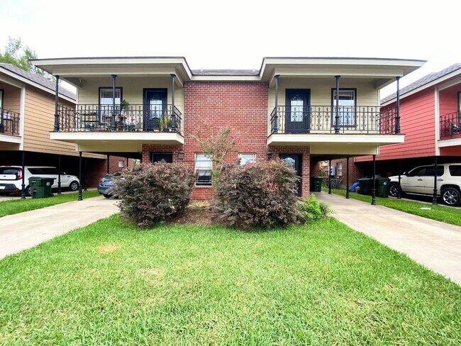 Building Photo - 2-Bed, 2.5-Bath Townhouse – Walk to McNeese State University!