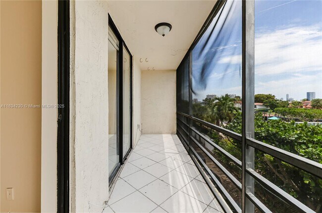 Building Photo - 2821 N Miami Beach Blvd
