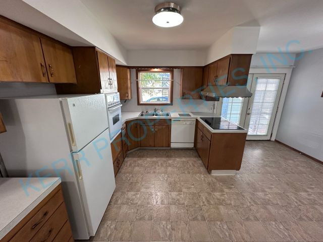 Building Photo - FREE RENT! Charming 3-Bedroom Retreat in P...