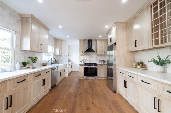 Building Photo - 230 Orizaba Ave