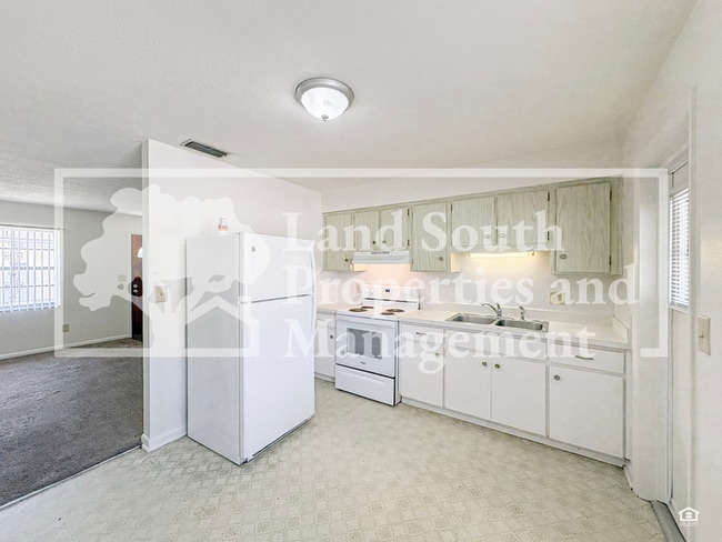 Building Photo - 324 Ariana St