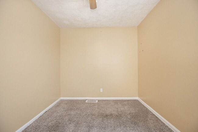 Building Photo - 3 Bedroom/1 bath Single House!!