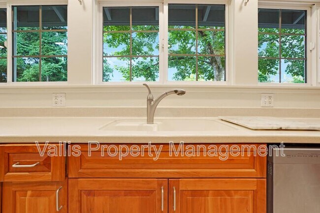 Building Photo - 3385 Camellia Dr S