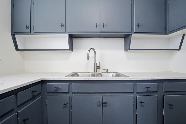 Building Photo - 846 Marilyn St